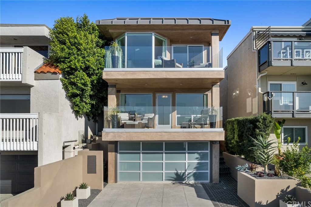 Few homes in Arch Beach Heights can offer anything close to the remarkable views and countless modern upgrades at this sleek and stylish custom residence in Laguna Beach.
