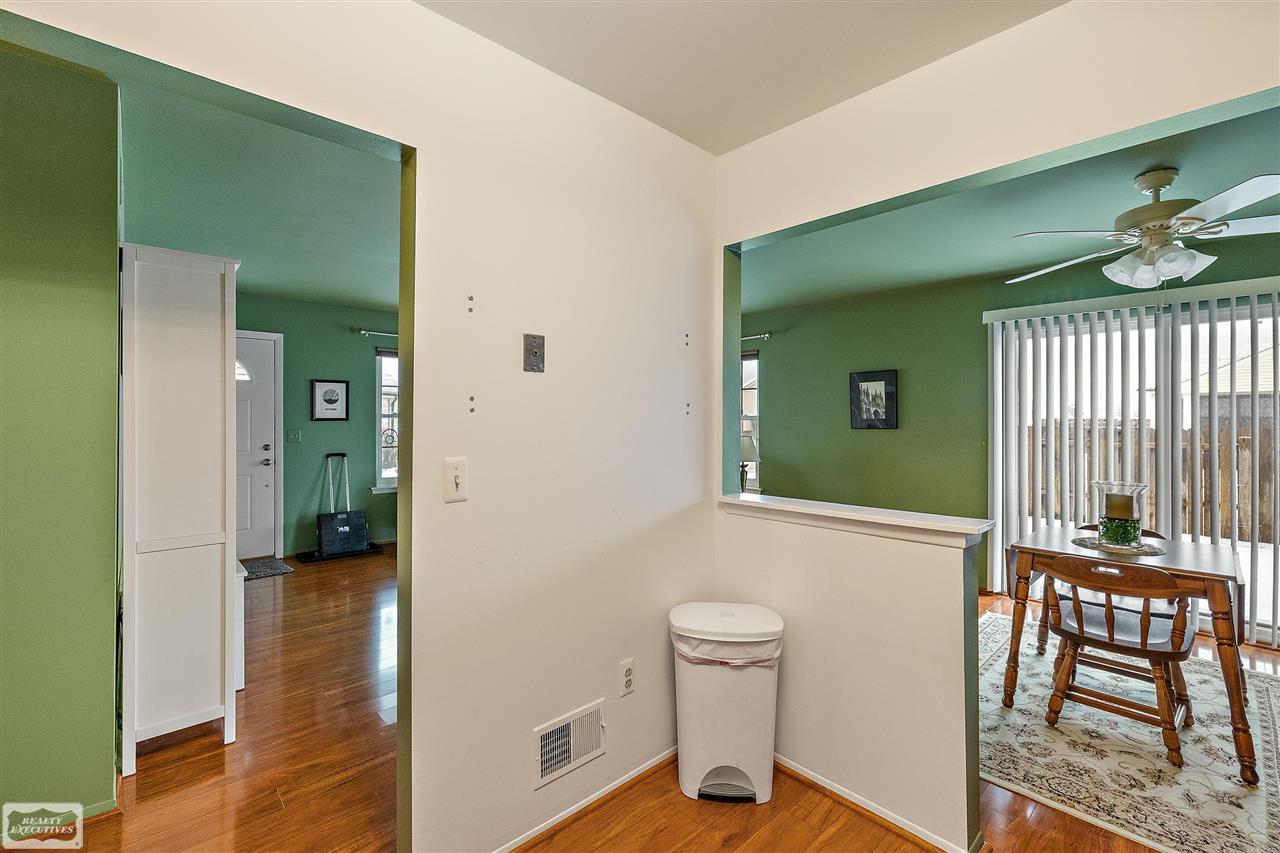 24572 Greenhill Road Warren, MI 48091 - Photo 10 of 18 50065615-9.JPG