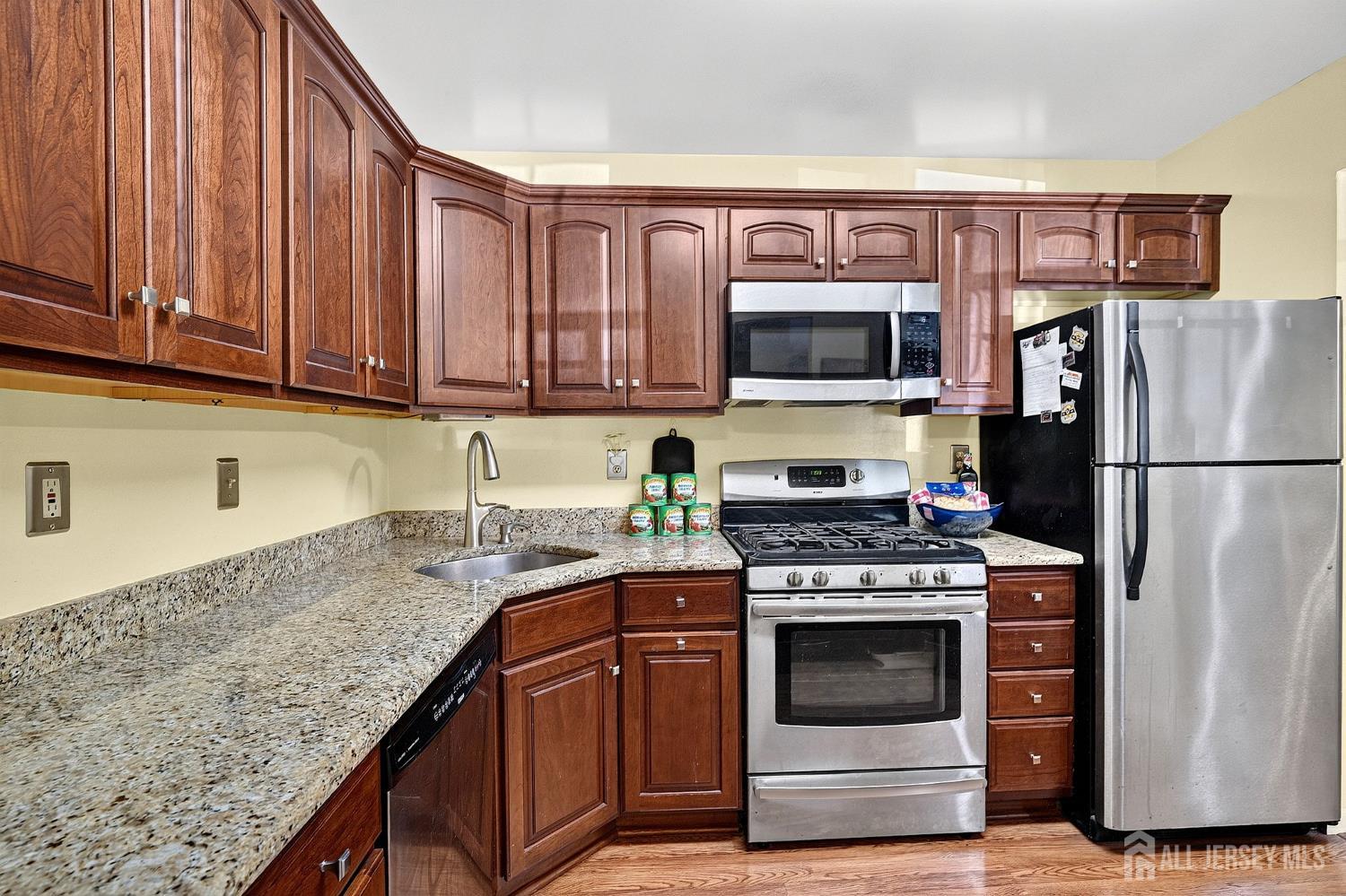 204 Raintree Court Helmetta, NJ 08828 - Photo 5 of 25
