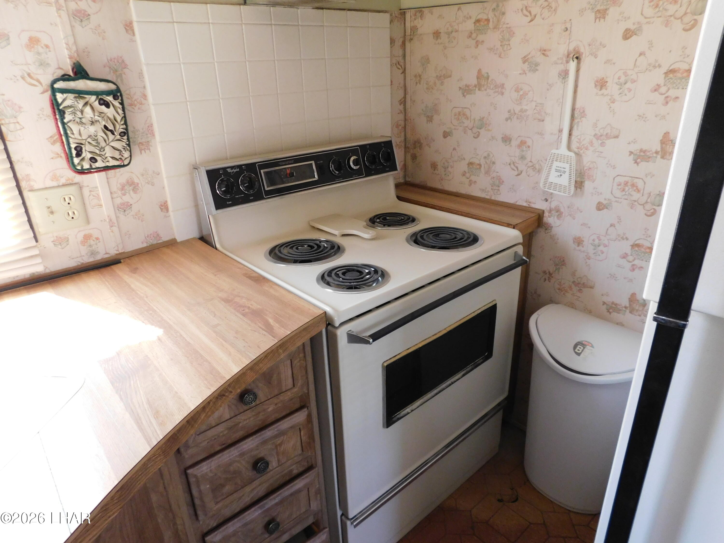 1040 West Pyramid Street Quartzsite, AZ 85346 - Photo 30 of 41 Electric stove & oven