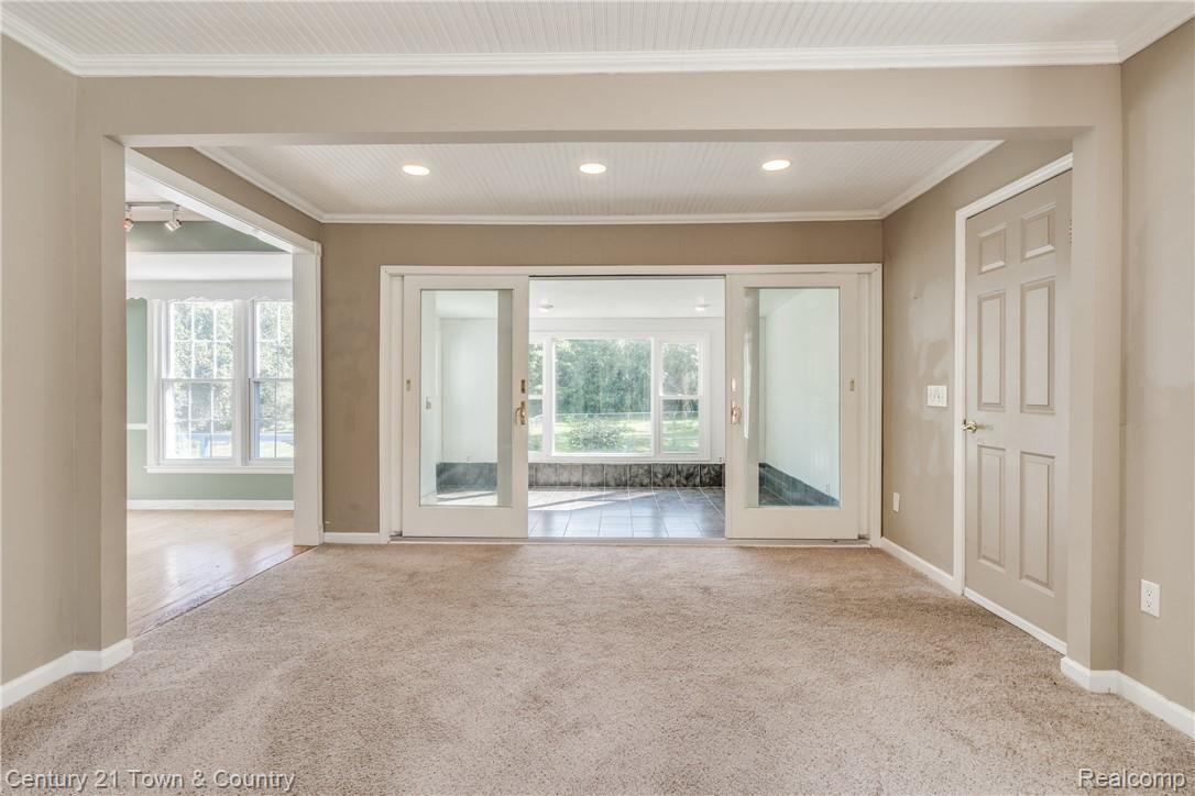 4100 Beach Road Troy, MI 48098 - Photo 22 of 54 Family Room 5.jpg