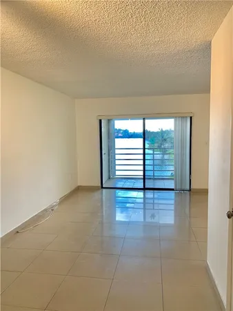 $1,950 | 2790 West 60th Street, Unit 32, Hialeah, FL 33016