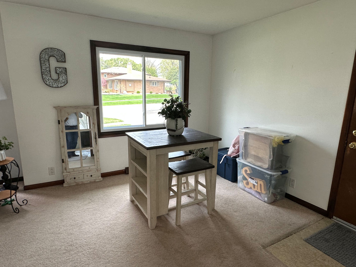 1401 Crest Lane Rochelle, IL 61068 - Photo 2 of 10 a workspace with furniture and a window
