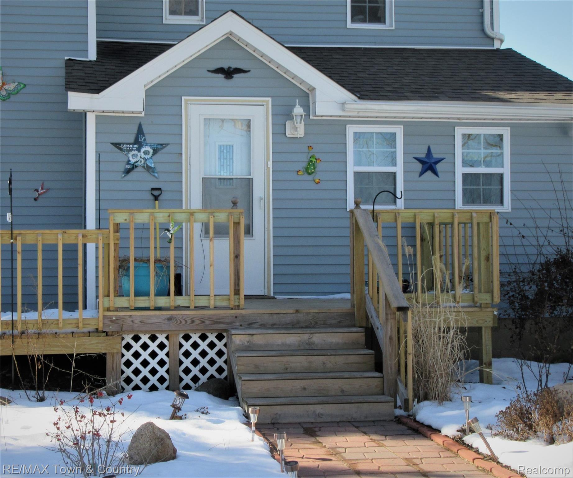 7202 West Mount Morris Road Flushing, MI 48433 - Photo 3 of 20 mm porch.jpg