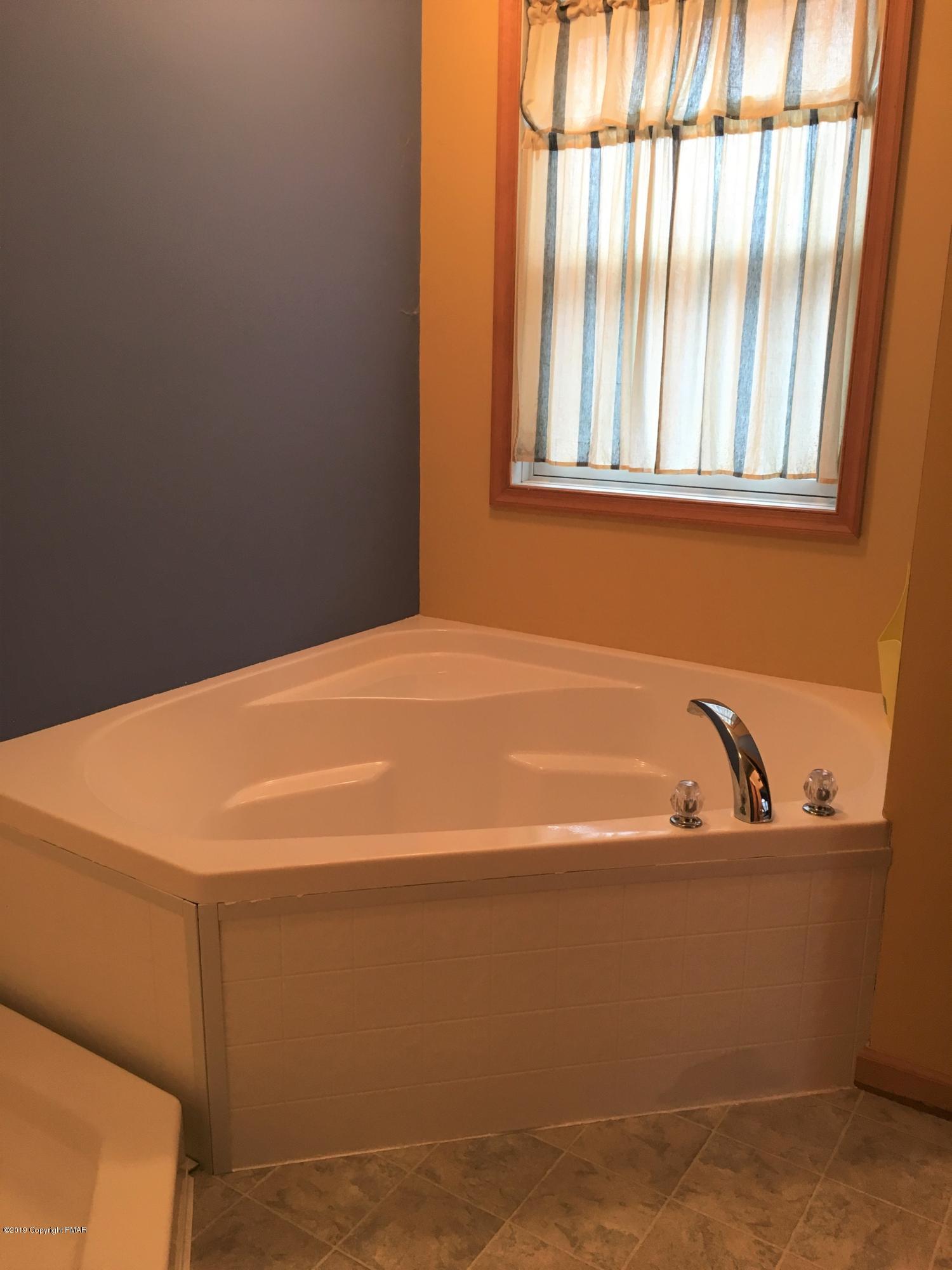 108 Birch Ledge Road Canadensis, PA 18325 - Photo 23 of 38 Master Bath
