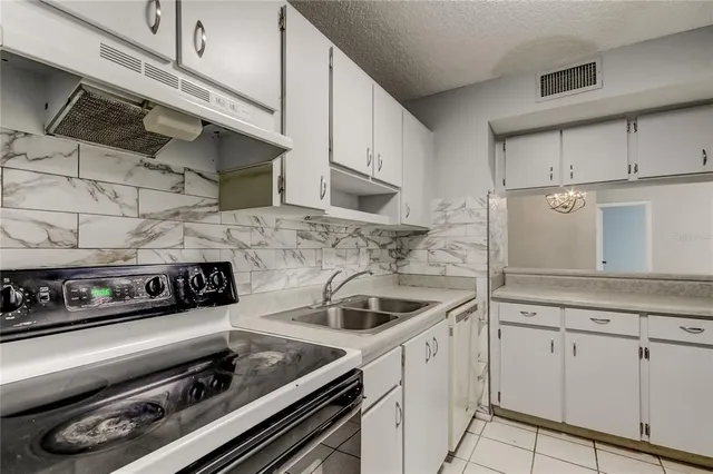 $179,500 | 3277 Fox Chase Circle, Unit 206, Palm Harbor, FL 34683