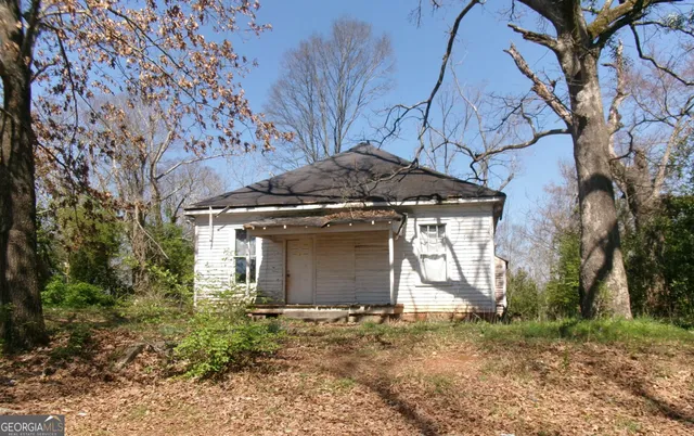 a view of a house with a yard and garage