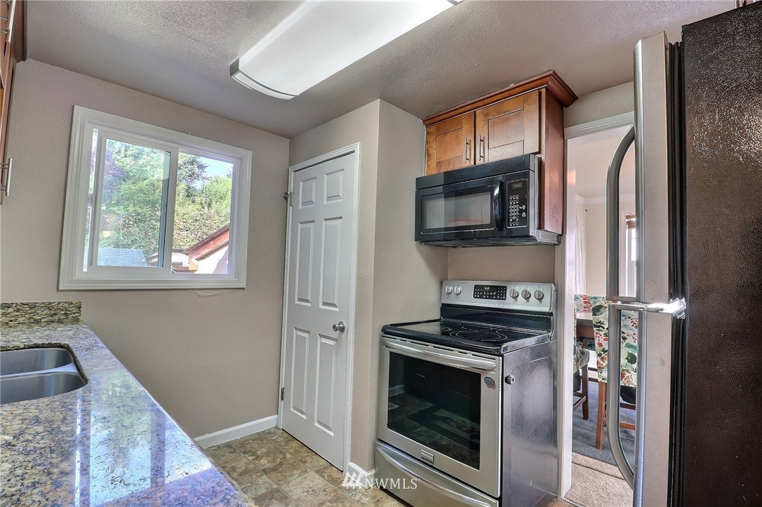 11910 Renton Avenue South Seattle, WA 98178 - Photo 12 of 33 Gallery Image 12