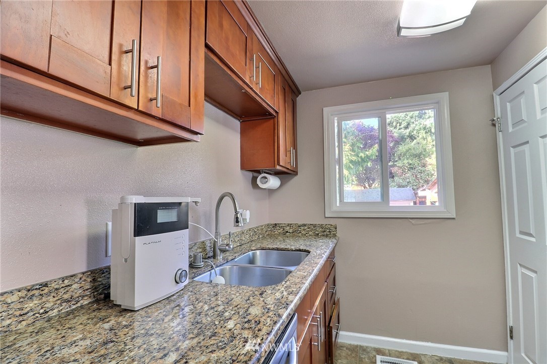11910 Renton Avenue South Seattle, WA 98178 - Photo 13 of 33 Gallery Image 13