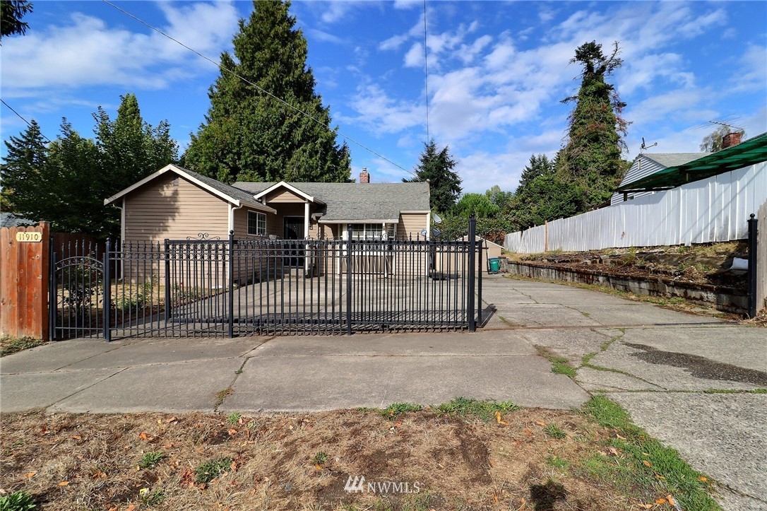 11910 Renton Avenue South Seattle, WA 98178 - Photo 3 of 33 Gallery Image 3
