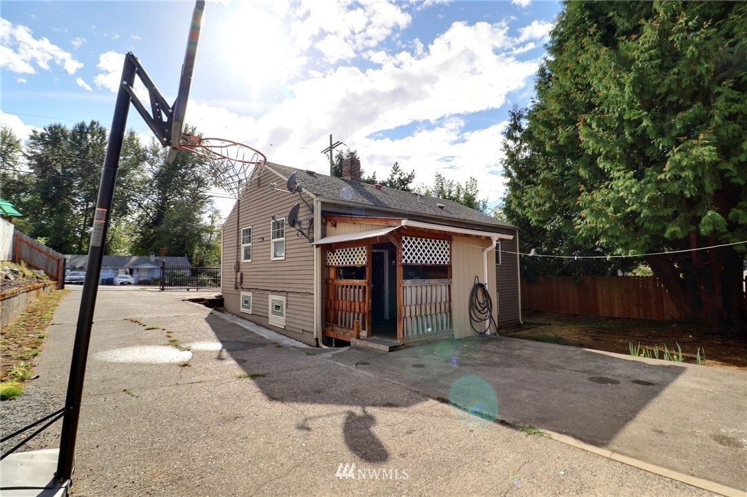 11910 Renton Avenue South Seattle, WA 98178 - Photo 30 of 33 Gallery Image 30