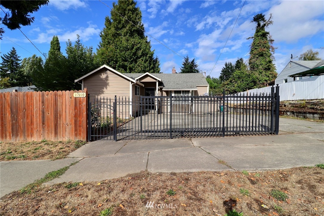 11910 Renton Avenue South Seattle, WA 98178 - Photo 4 of 33 Gallery Image 4