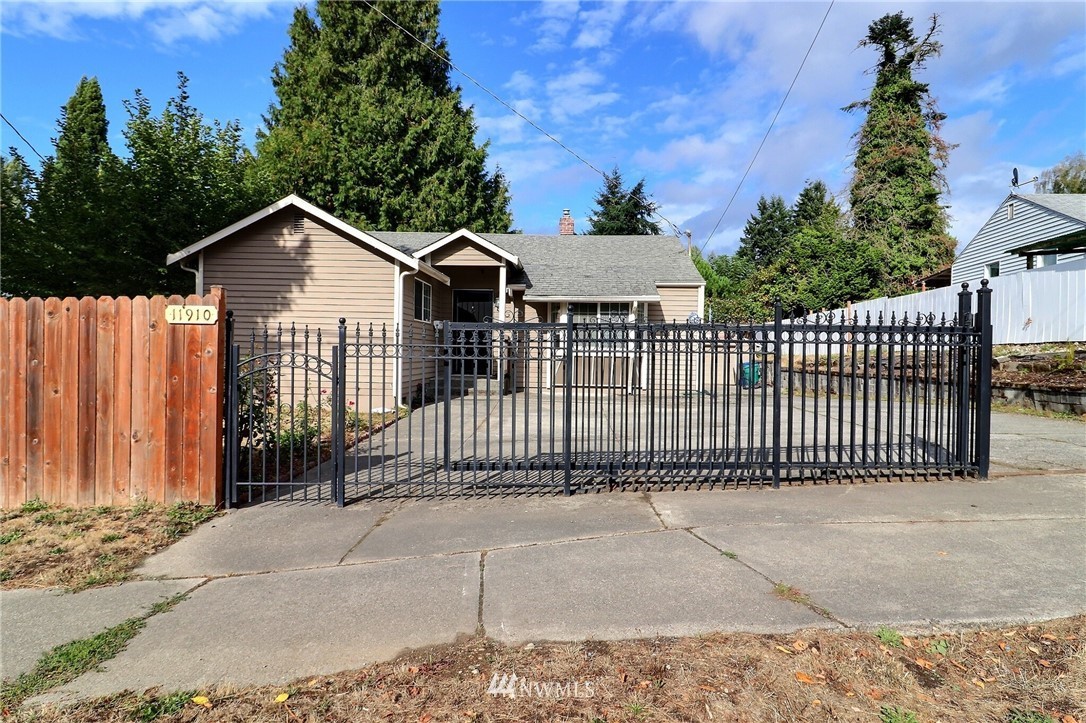 11910 Renton Avenue South Seattle, WA 98178 - Photo 5 of 33 Gallery Image 5