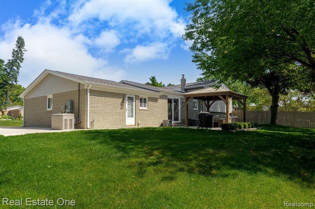 9545 Crown Ridge Road White Lake, MI 48386 - Photo 7 of 40 Gallery Image 7