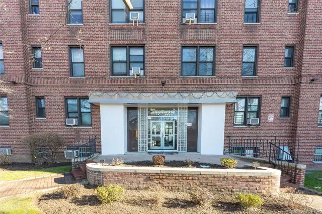 $329,000 | 84-31 Van Wyck Expressway, Unit 3C | Briarwood