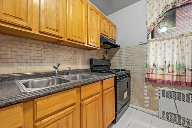 $329,000 | 84-31 Van Wyck Expressway, Unit 3C | Briarwood