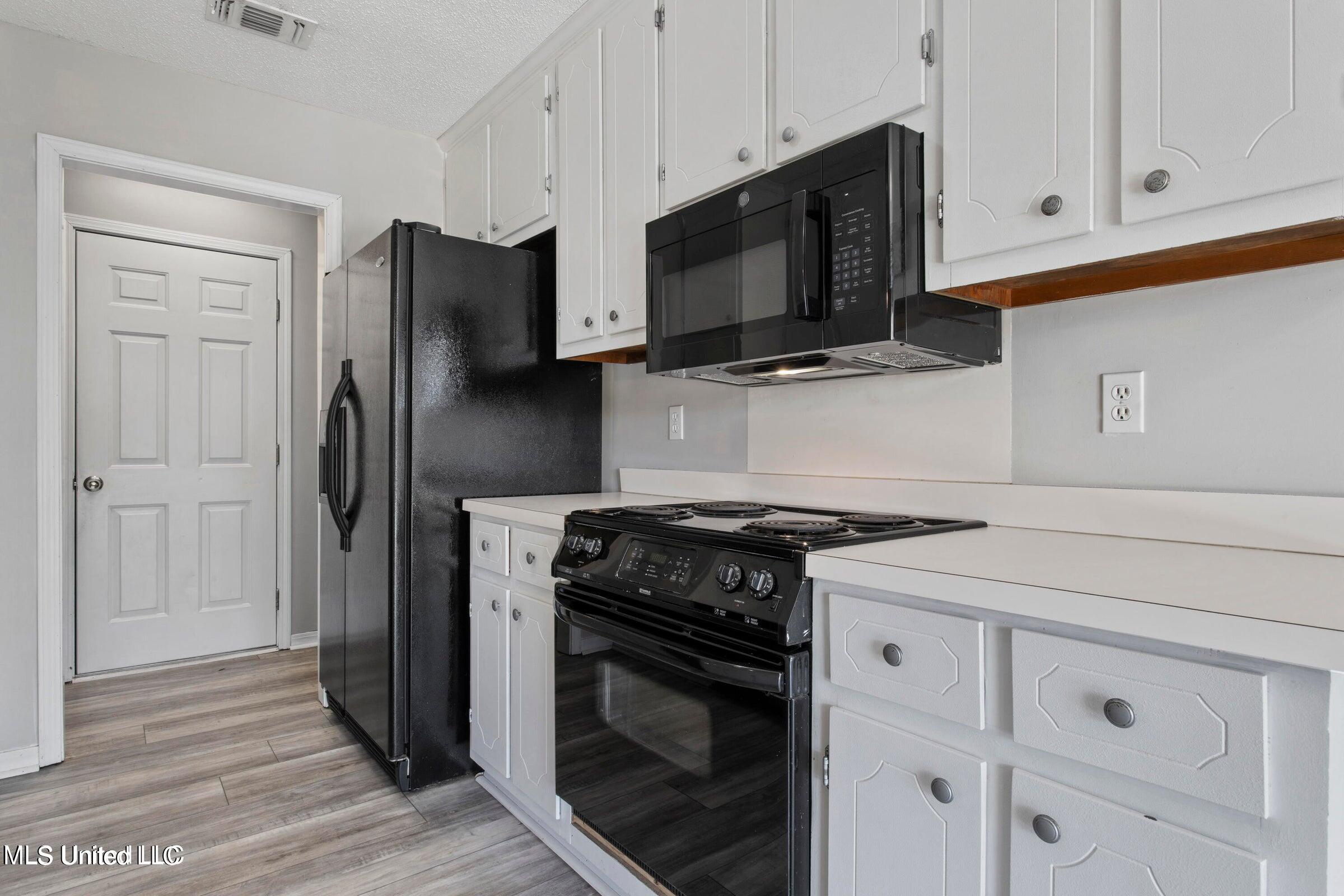 987 Bluff Ridge Biloxi, MS 39532 - Photo 12 of 26 kitchen 4