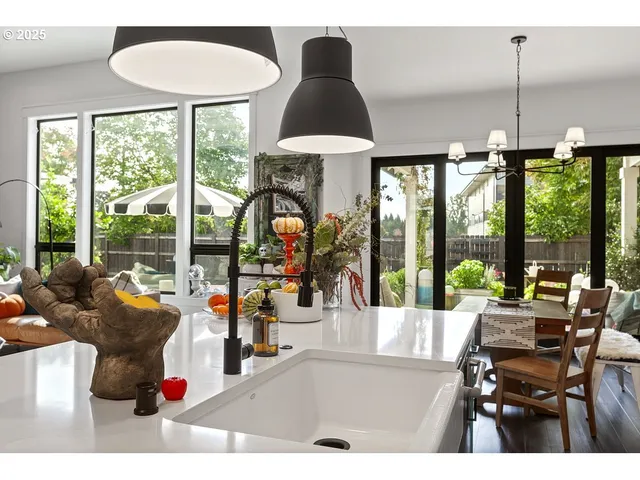 $1,100,000 | 18505 Northeast 78th Way, Vancouver, WA 98682