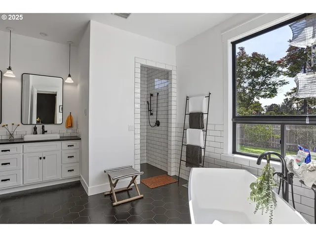 $1,100,000 | 18505 Northeast 78th Way, Vancouver, WA 98682