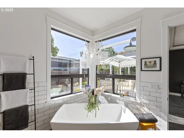 $1,100,000 | 18505 Northeast 78th Way, Vancouver, WA 98682