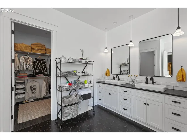 $1,100,000 | 18505 Northeast 78th Way, Vancouver, WA 98682