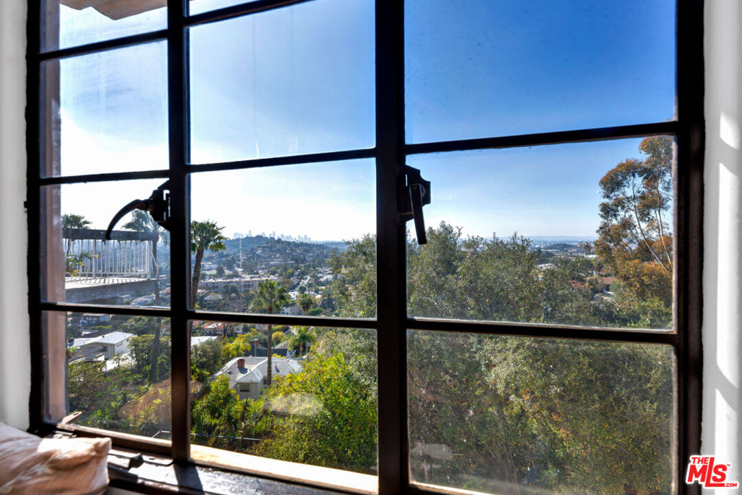 3729 Amesbury Road Los Angeles, CA 90027 - Photo 27 of 61