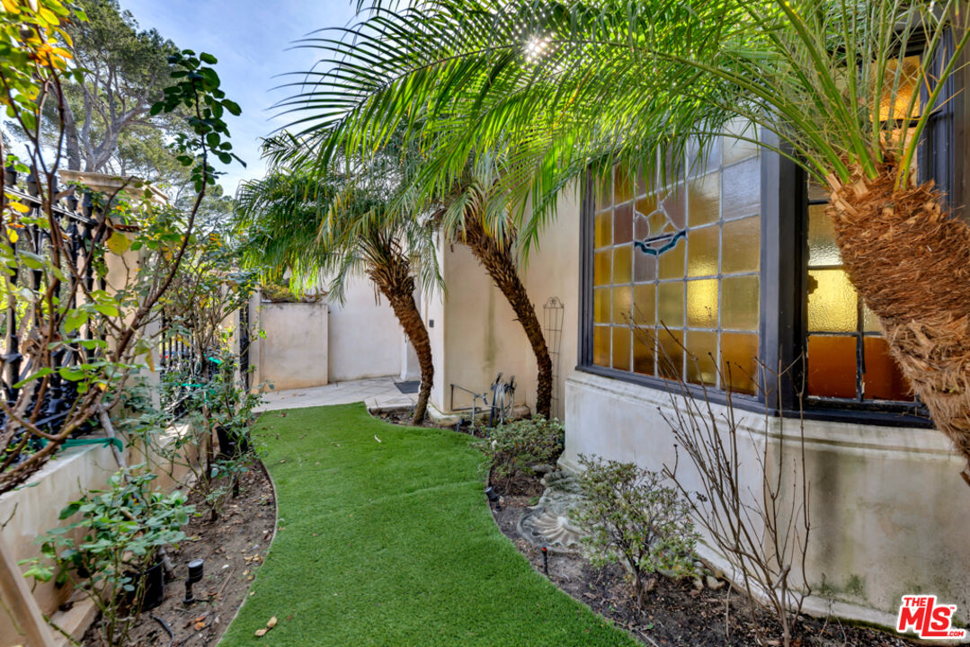 3729 Amesbury Road Los Angeles, CA 90027 - Photo 4 of 61