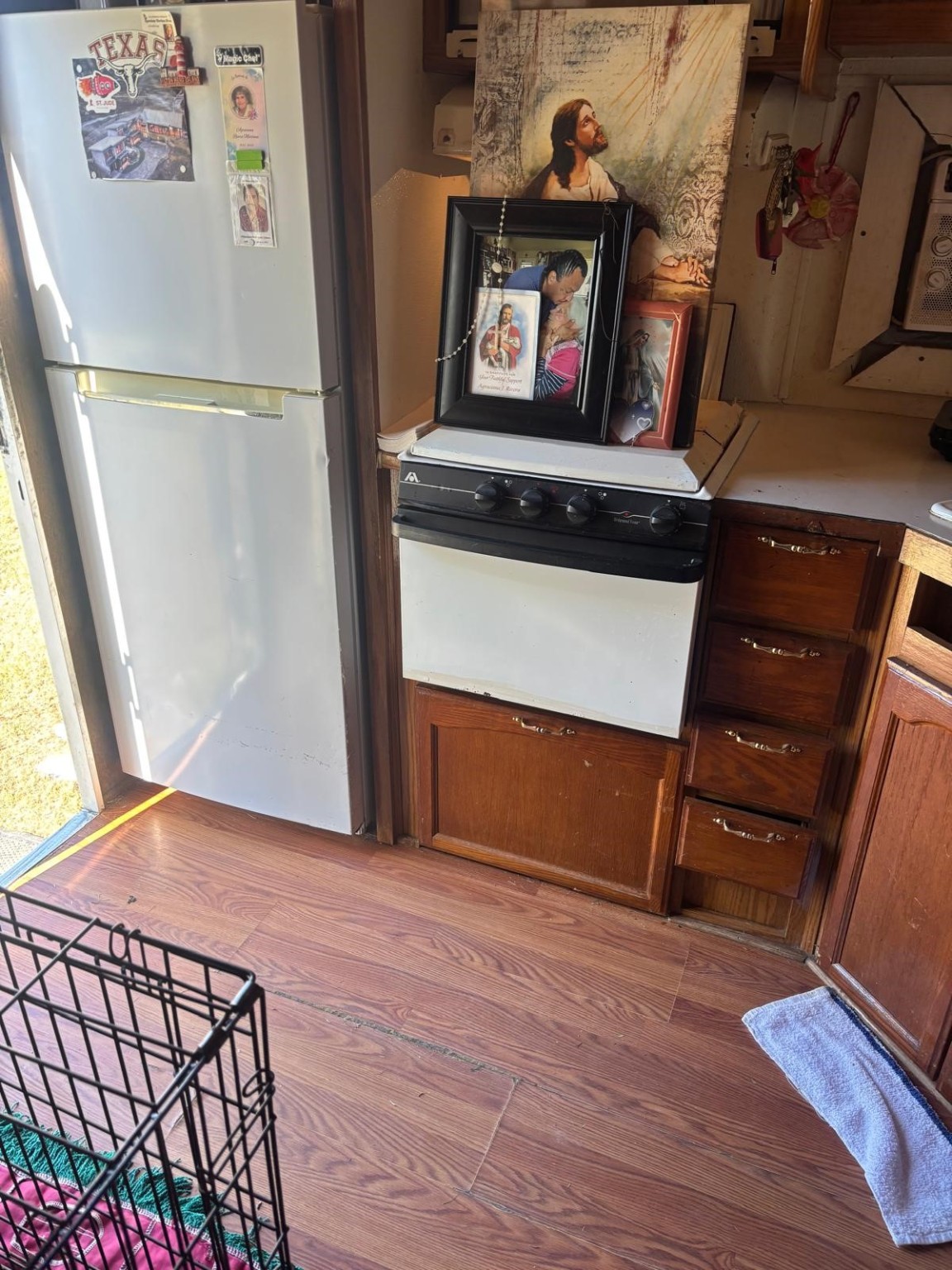 1032 Rd 3570 Cleveland Tx 77327 Cleveland, TX 77327 - Photo 8 of 8 a view of a hallway with wooden floor and workspace