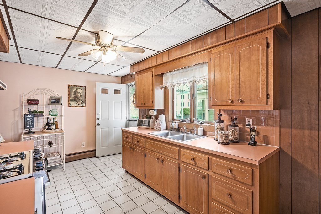 44 18th Street Fall River, MA 02723 - Photo 6 of 24