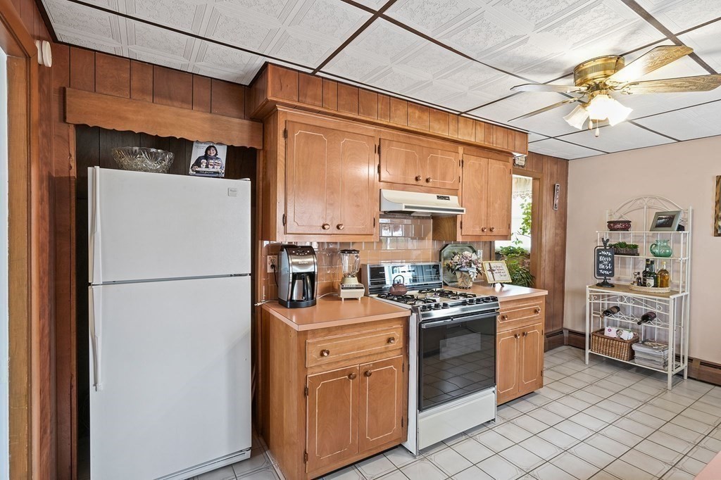 44 18th Street Fall River, MA 02723 - Photo 7 of 24