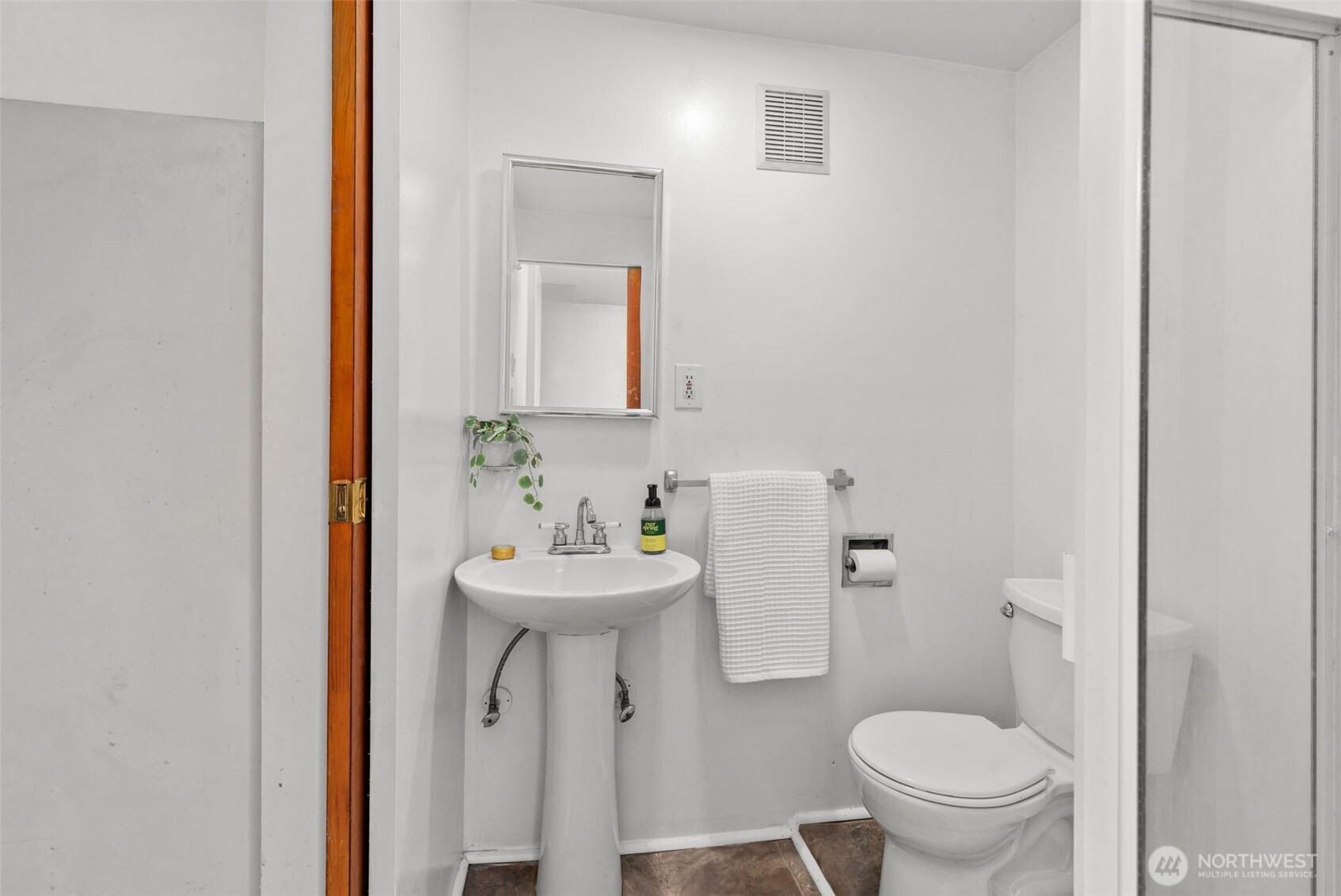 4010 Linden Avenue North Seattle, WA 98103 - Photo 19 of 28 Gallery Image 19