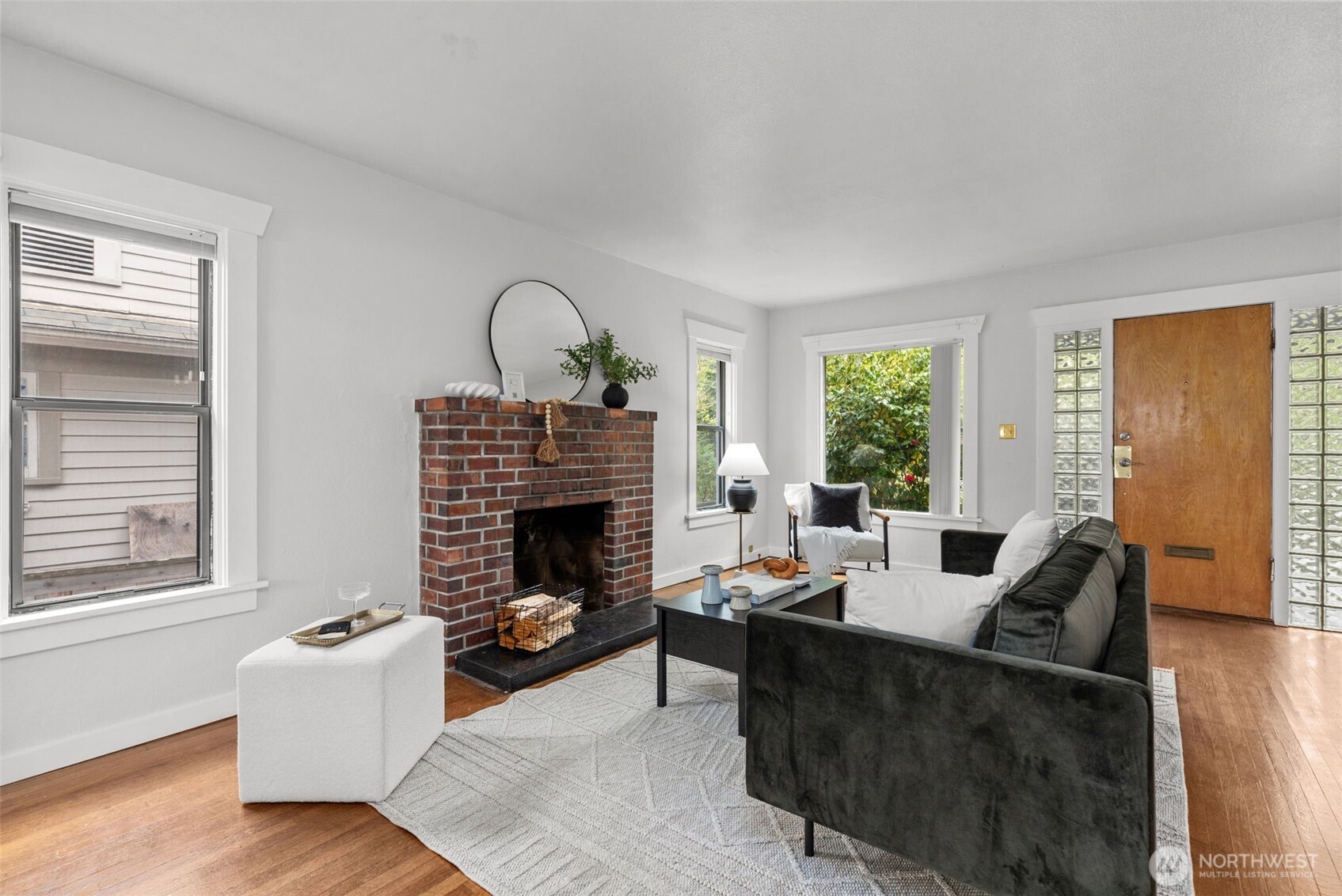 4010 Linden Avenue North Seattle, WA 98103 - Photo 3 of 28 Gallery Image 3