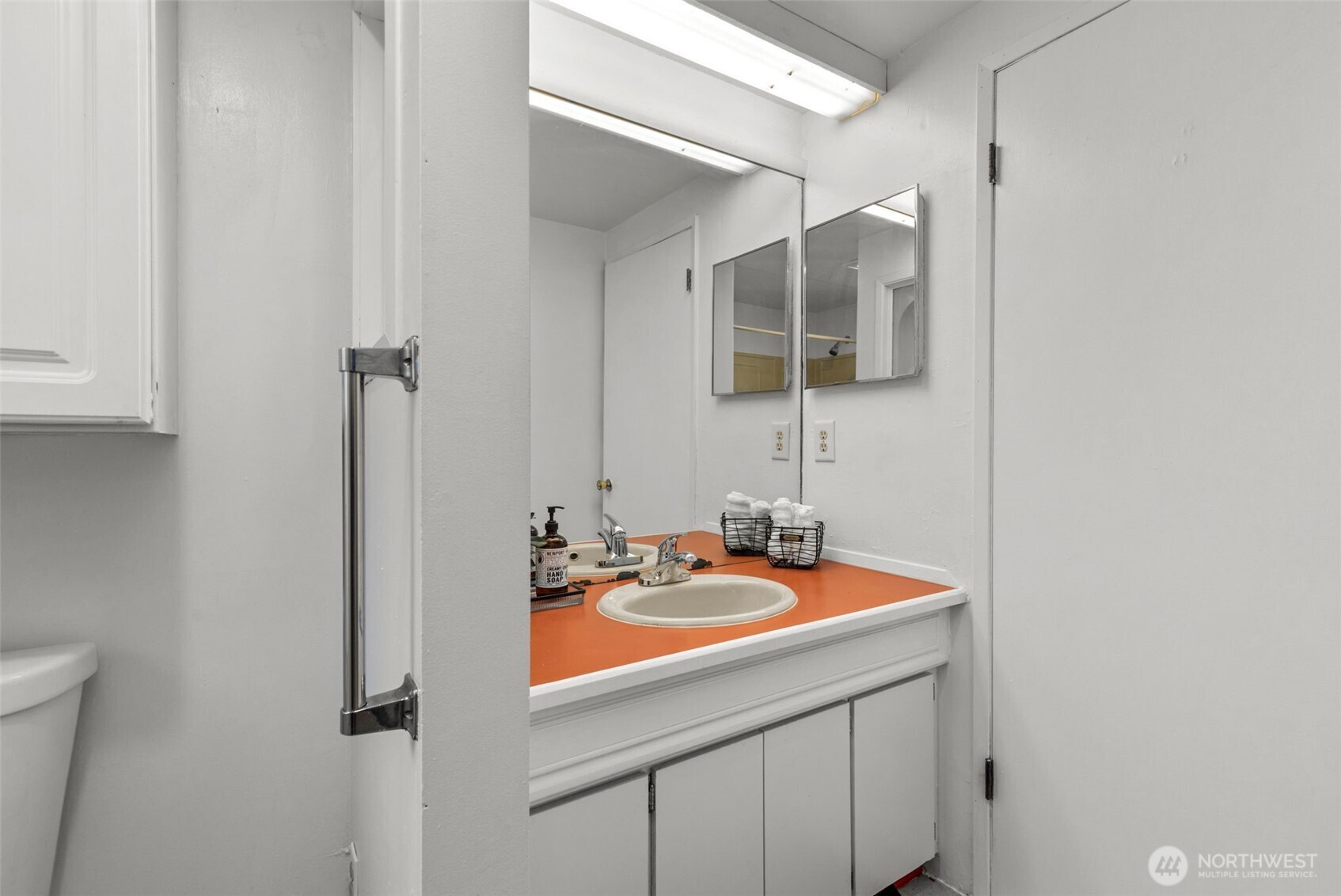 4010 Linden Avenue North Seattle, WA 98103 - Photo 9 of 28 Gallery Image 9