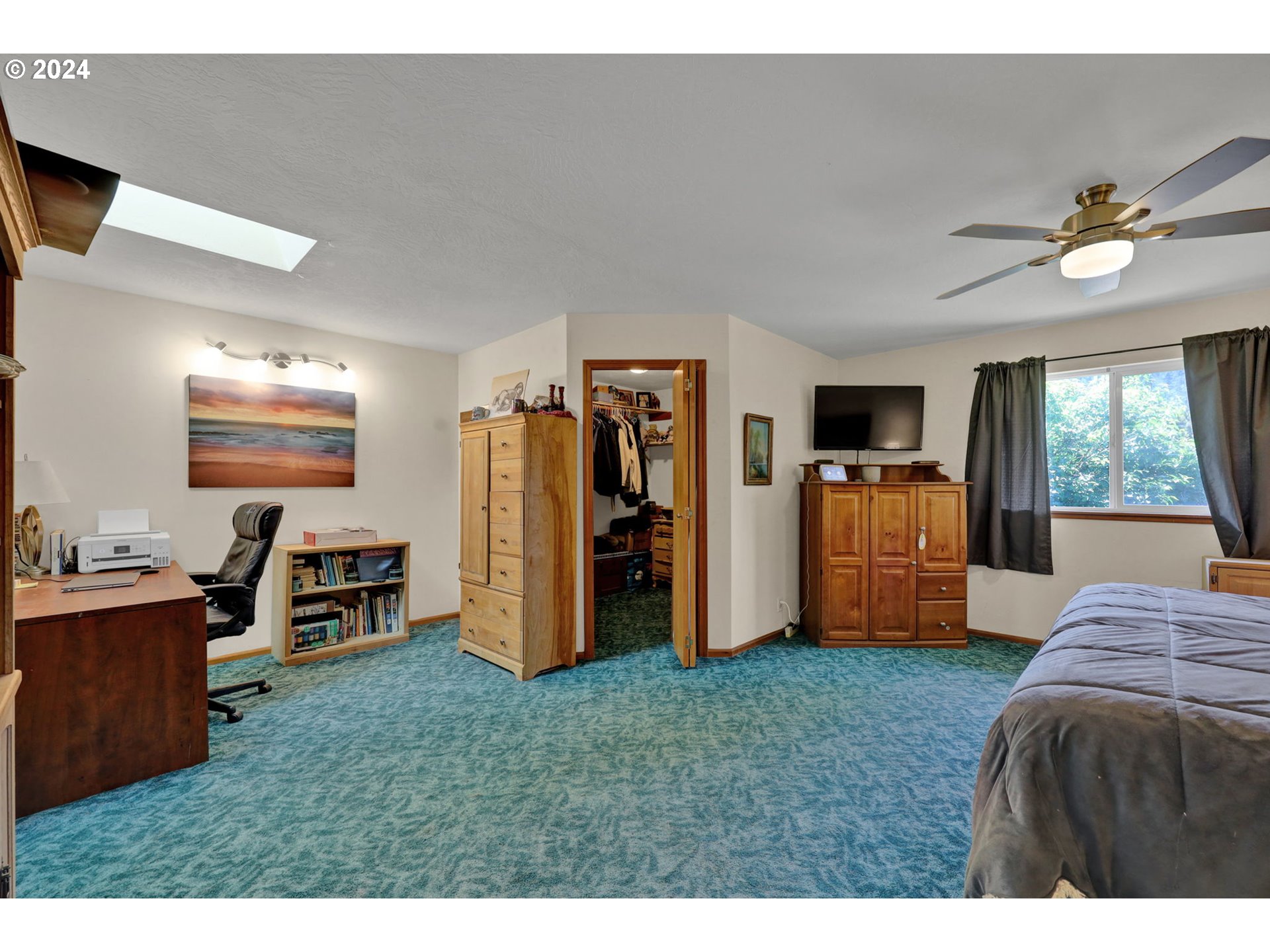 253 South 70th Place Springfield, OR 97478 - Photo 21 of 43 a bedroom with furniture and a window
