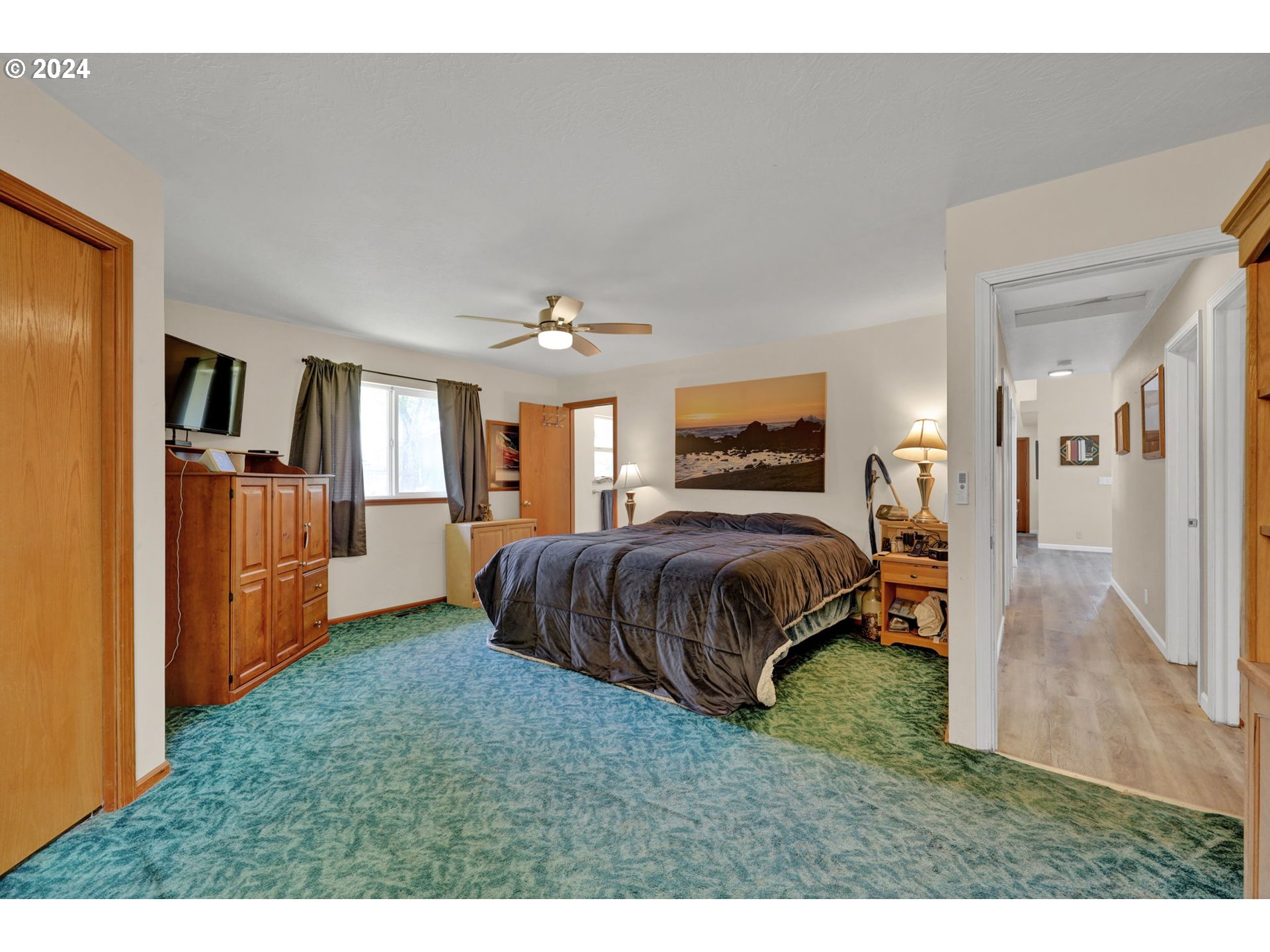 253 South 70th Place Springfield, OR 97478 - Photo 22 of 43 a bedroom with a large bed and a view of bedroom