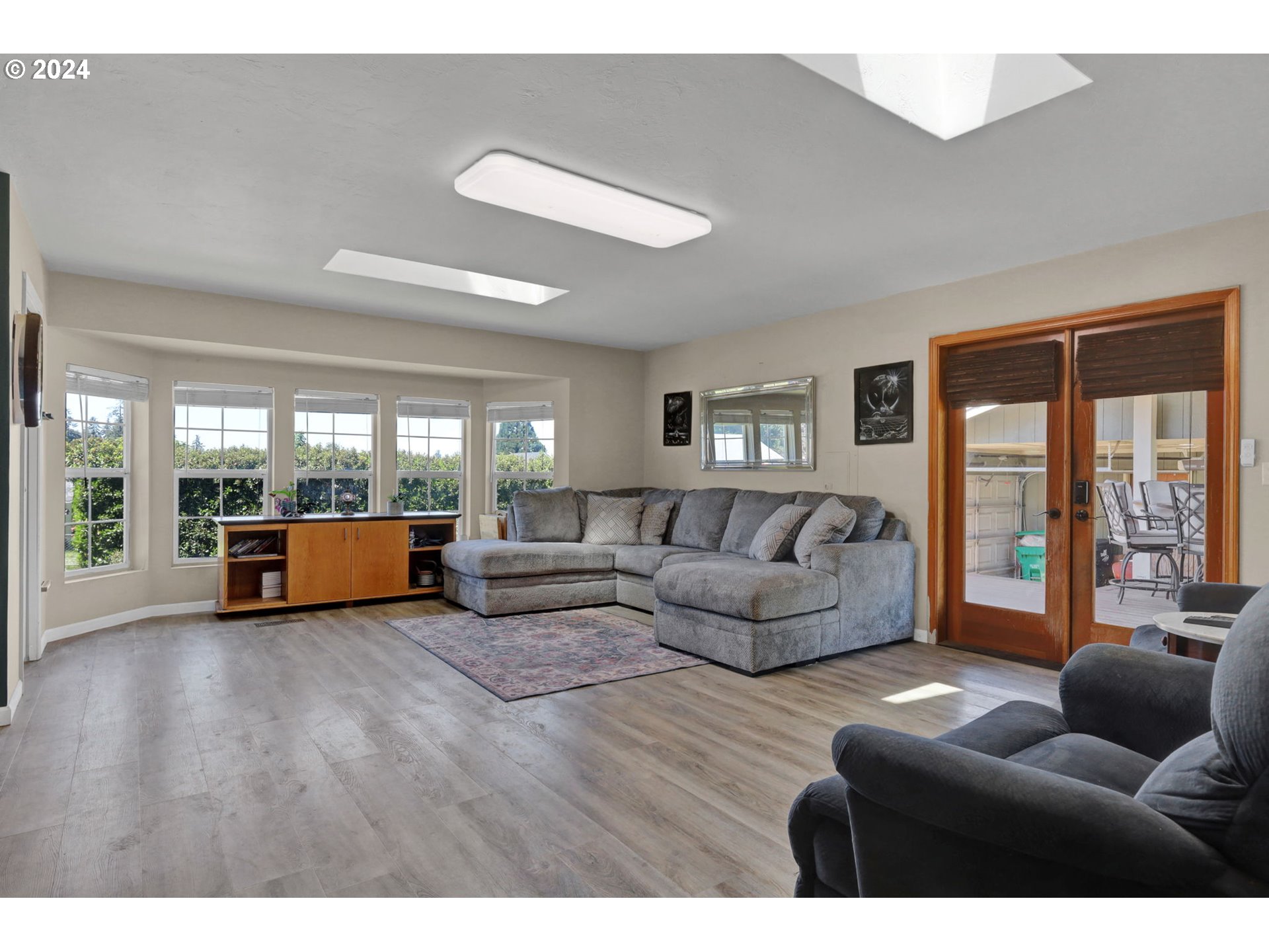 253 South 70th Place Springfield, OR 97478 - Photo 7 of 43 a living room with furniture and a large window