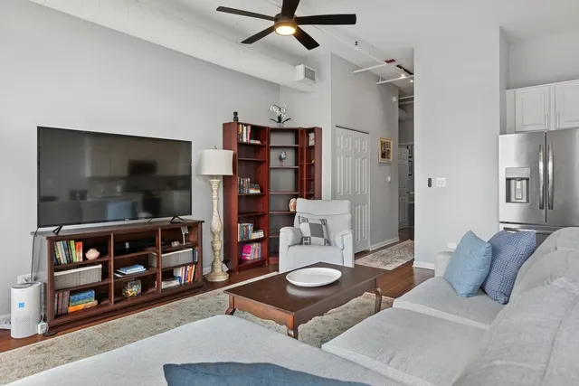 $450,000 | 400 West Ontario Street, Unit 513, Chicago, IL 60654