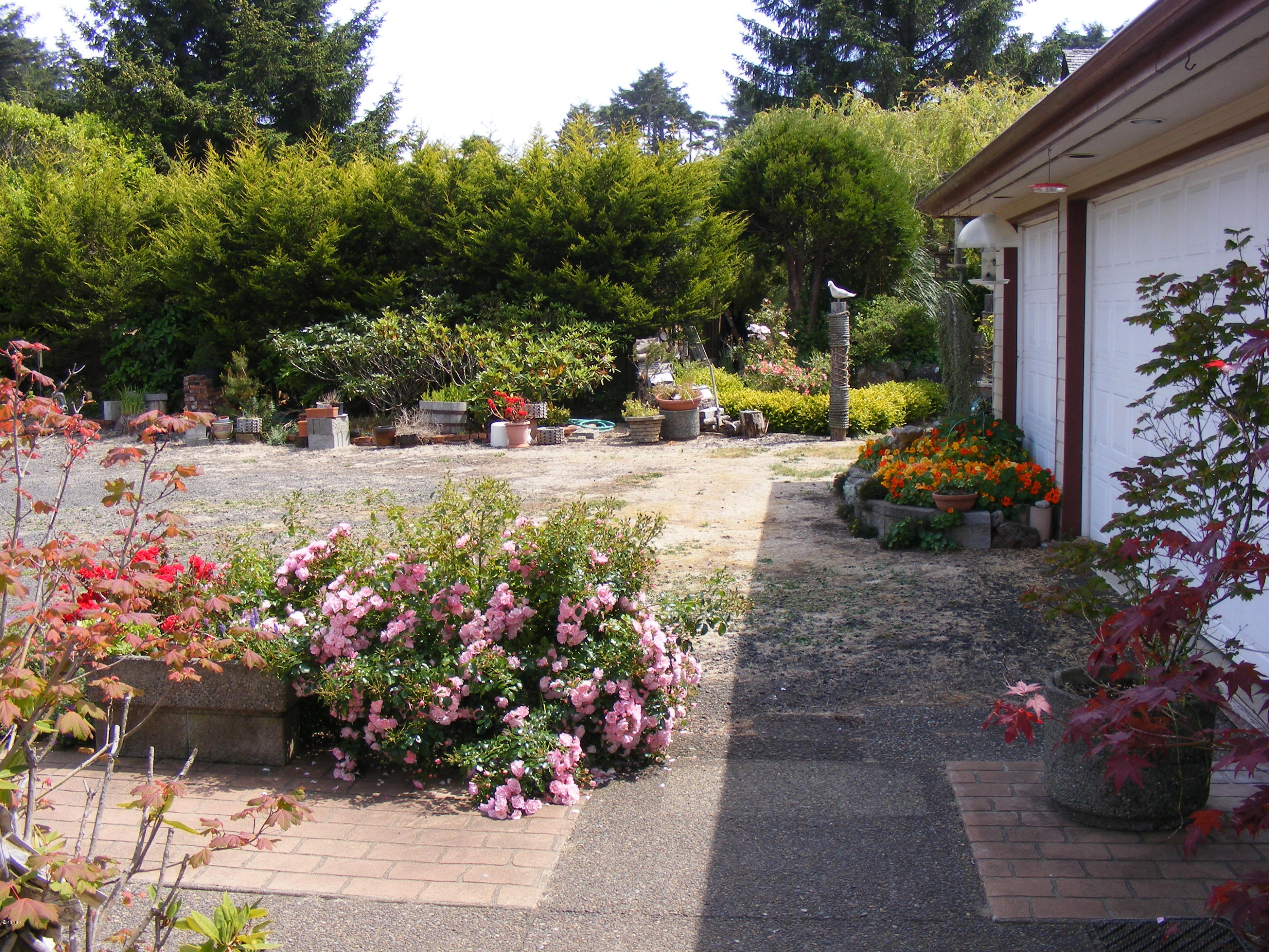 135 Southwest 26th Street Newport, OR 97366 - Photo 32 of 35 Ext driveway garage area