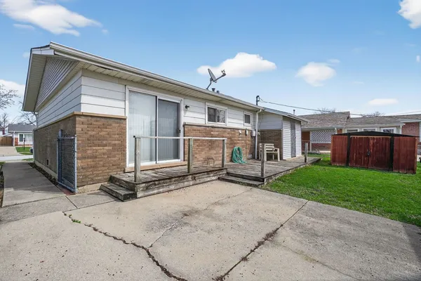 a view of a house with a yard and garage