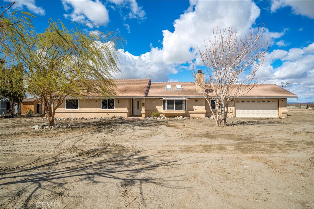 15334 Oasis Road Pinon Hills, CA 92372 - Photo 1 of 1 a front view of a house with a yard