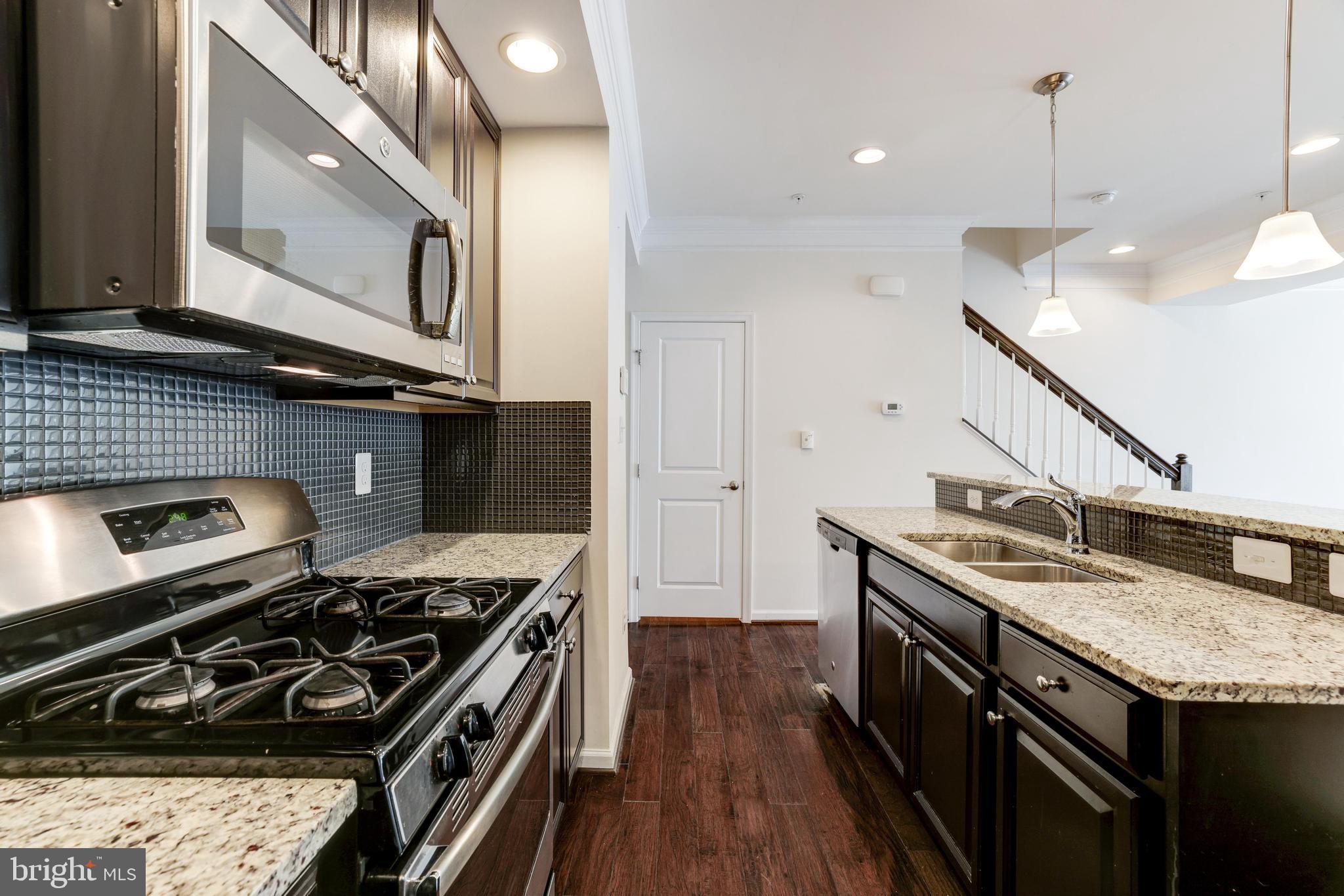 13643 Air And Parkway, Unit MUSEUM 9L Herndon, VA 20171 - Photo 21 of 45 a kitchen with a stove and a microwave