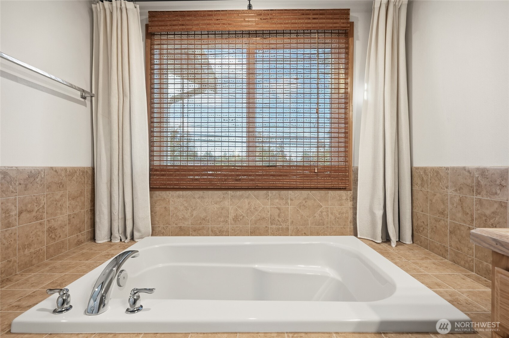 14019 52nd Avenue West, Unit B Edmonds, WA 98026 - Photo 25 of 38 a bathroom with bathtub next to a window