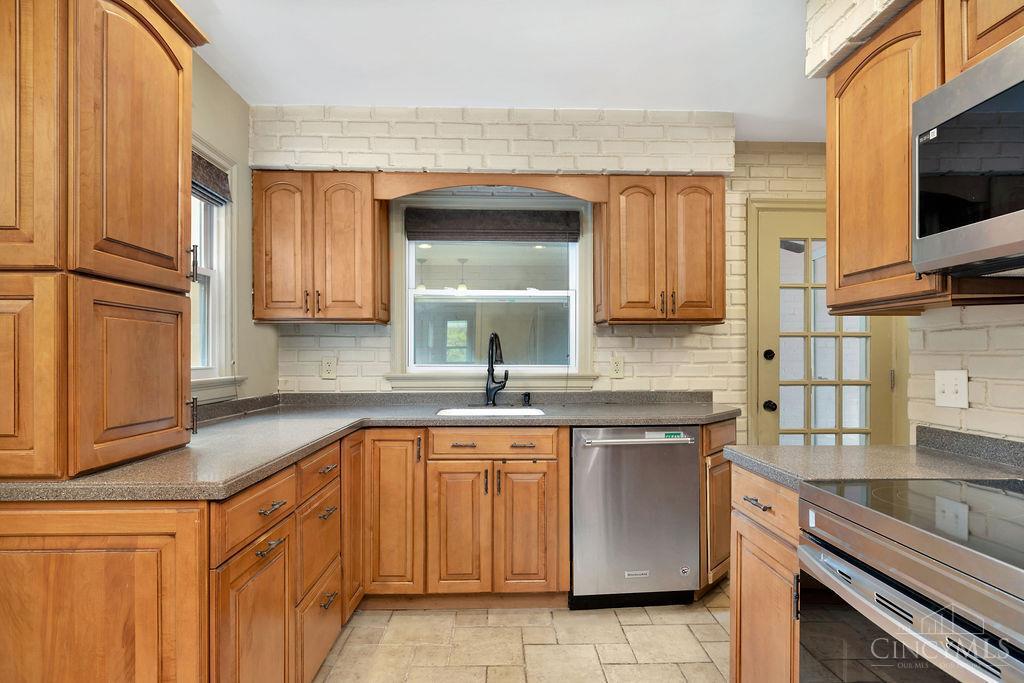 654 Compton Road Cincinnati, OH 45231 - Photo 5 of 25