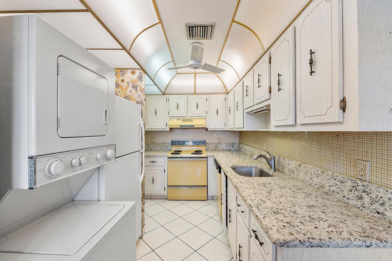 1141 Violet Terrace, Unit 101 Delray Beach, FL 33445 - Photo 4 of 20 Kitchen