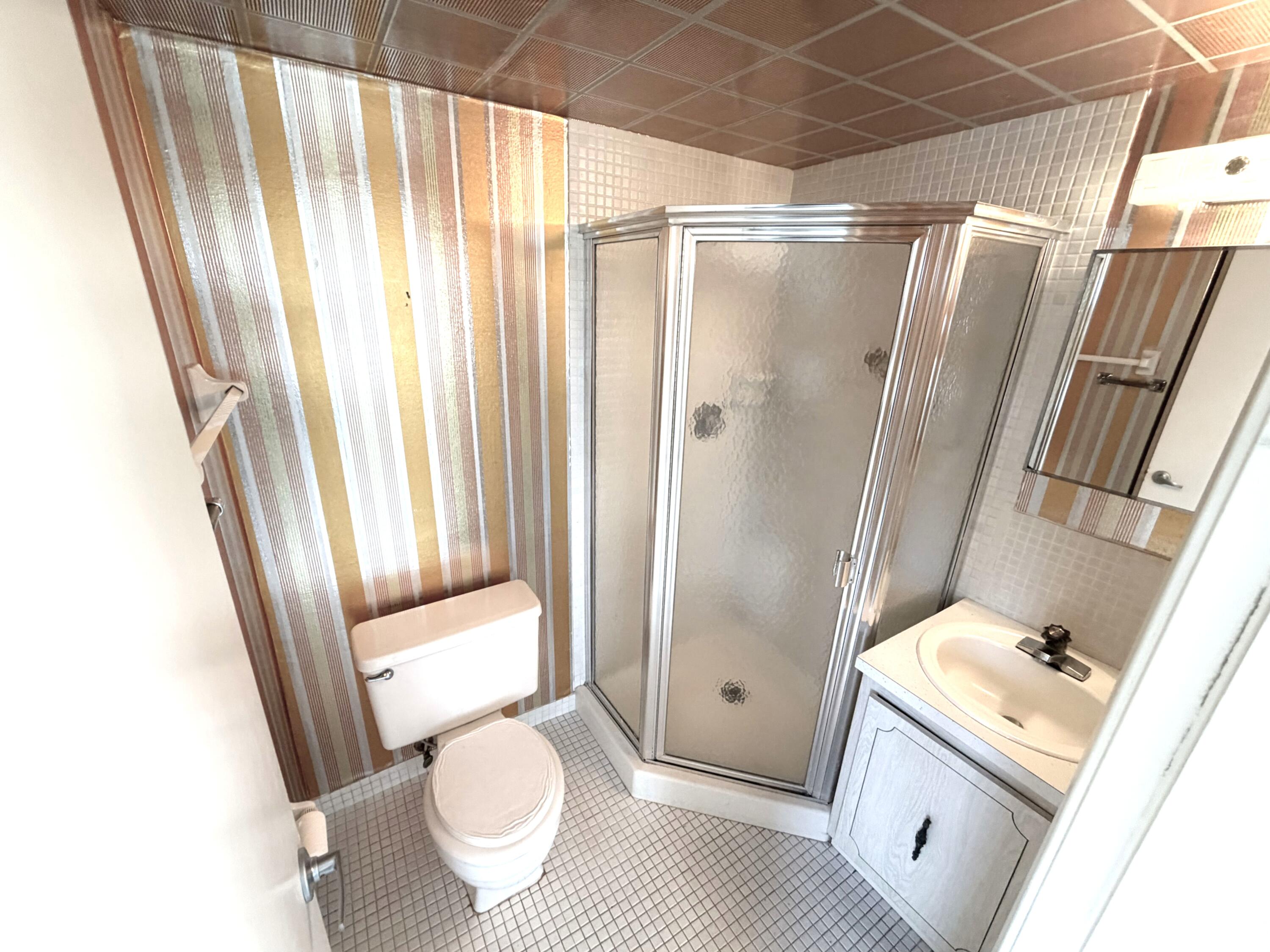 1141 Violet Terrace, Unit 101 Delray Beach, FL 33445 - Photo 9 of 20 Guest full bathroom