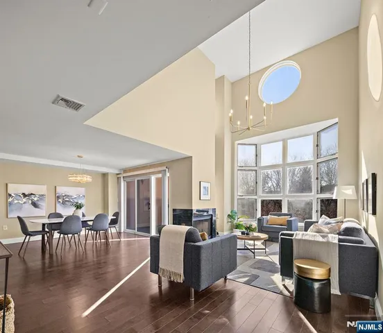 $748,000 | 307 Chase Court, Edgewater, NJ 07020