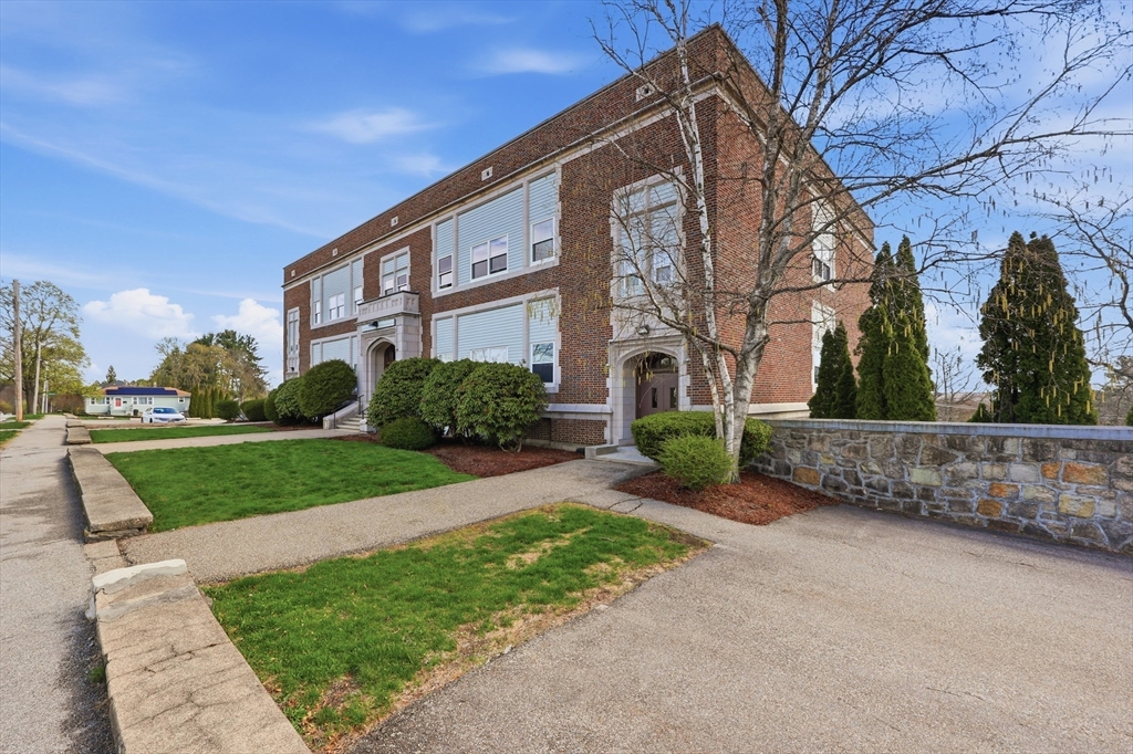 21 Middlesex Avenue, Unit 305 Worcester, MA 01604 - Photo 23 of 27 a view of a house with a yard