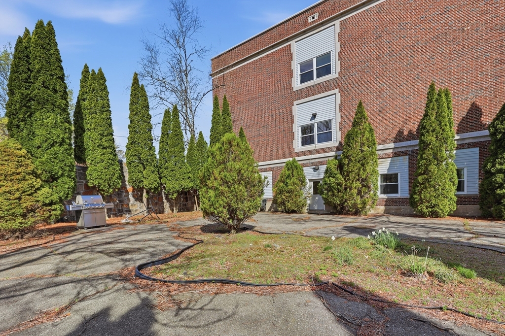 21 Middlesex Avenue, Unit 305 Worcester, MA 01604 - Photo 25 of 27 a view of a palm trees in front of a building