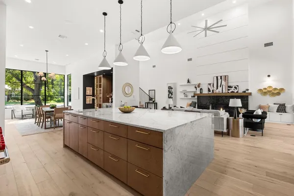 a large kitchen with kitchen island a large island in it