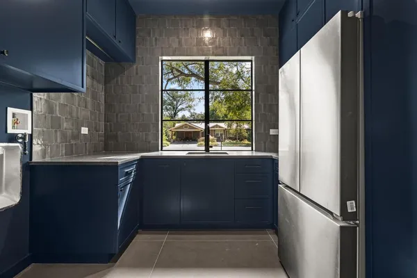 a view of entryway with a bathtub